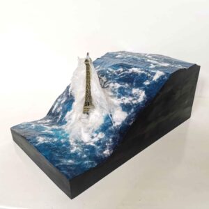 Diorama tsunami Torre Eiffel.