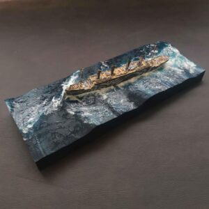 Diorama RMS Olympic hundiendo submarino alemán SM U-103. Escala 1/1200.