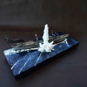 Diorama hundimiento carguero. 1:350